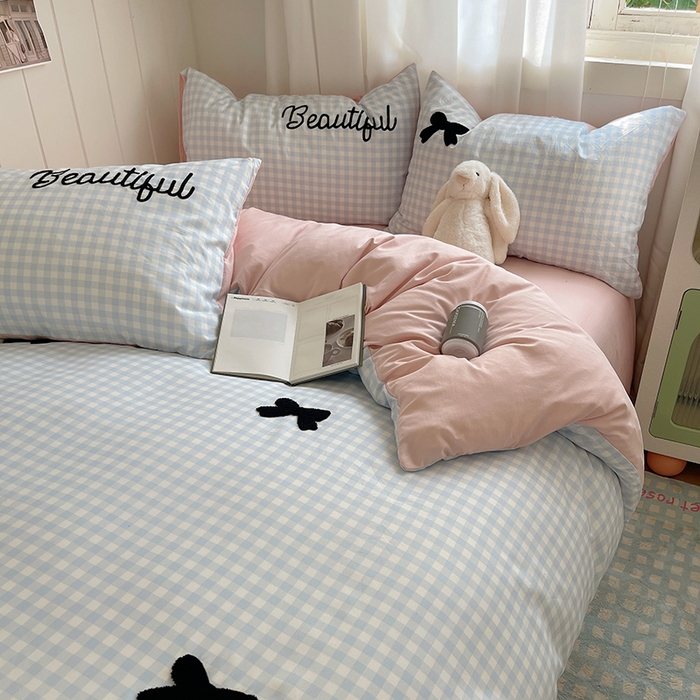 91家纺网 家纺一手货源 找家纺 桃心家居 2025新款A类亲肤舒适软糯云柔水洗棉奶油格子撞色毛巾绣猫咪蝴蝶结水洗棉系列四件套 云柔水洗棉-少女蝴蝶结蓝黑