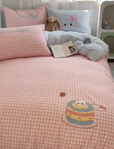 91家纺网 家纺一手货源 找家纺 （总）桃心家居 2025新款A类亲肤舒适软糯云柔水洗棉奶油格子撞色毛巾绣猫咪蝴蝶结水洗棉系列四件套