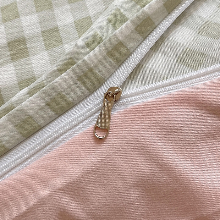 91家纺网 家纺一手货源 找家纺 桃心家居 2025新款A类亲肤舒适软糯云柔水洗棉奶油格子撞色毛巾绣猫咪蝴蝶结水洗棉系列四件套 云柔水洗棉-少女蝴蝶结绿粉