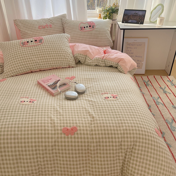 91家纺网 家纺一手货源 找家纺 桃心家居 2025新款A类亲肤舒适软糯云柔水洗棉奶油格子撞色毛巾绣猫咪蝴蝶结水洗棉系列四件套 云柔水洗棉-蝴蝶结猫咪绿粉