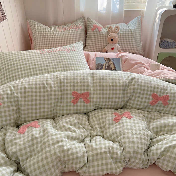 91家纺网 家纺一手货源 找家纺 桃心家居 2025新款A类亲肤舒适软糯云柔水洗棉奶油格子撞色毛巾绣猫咪蝴蝶结水洗棉系列四件套 云柔水洗棉-少女蝴蝶结绿粉