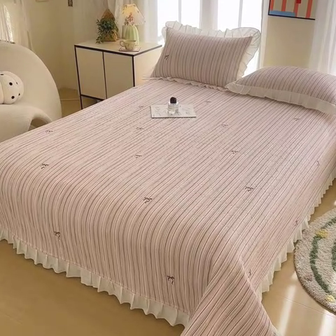 91家纺网 家纺一手货源 找家纺 岚吉 2025新款40支133*72全棉斜纹夹棉绗缝小花边床盖 条纹律动