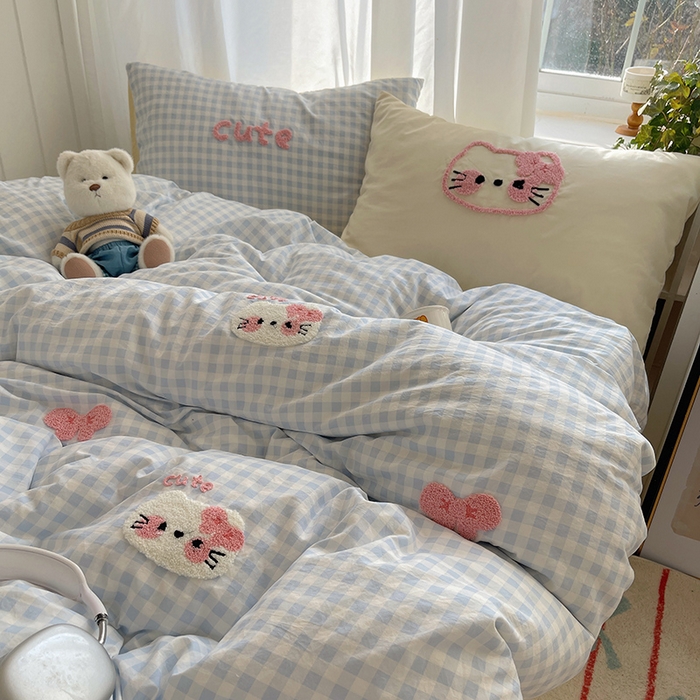 91家纺网 家纺一手货源 找家纺 桃心家居 2025新款A类亲肤舒适软糯云柔水洗棉奶油格子撞色毛巾绣猫咪蝴蝶结水洗棉系列四件套 云柔水洗棉-蝴蝶结猫咪蓝黄