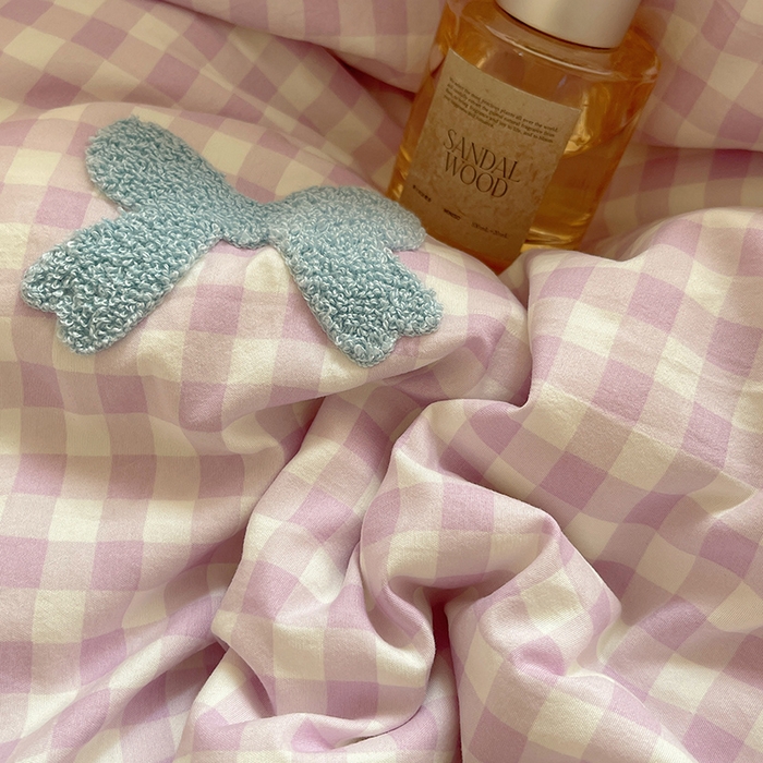 91家纺网 家纺一手货源 找家纺 桃心家居 2025新款A类亲肤舒适软糯云柔水洗棉奶油格子撞色毛巾绣猫咪蝴蝶结水洗棉系列四件套 云柔水洗棉-少女蝴蝶结紫蓝