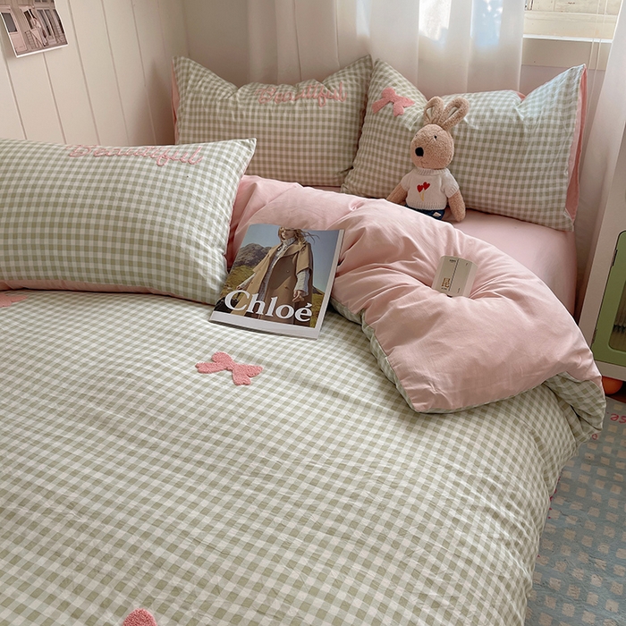 91家纺网 家纺一手货源 找家纺 桃心家居 2025新款A类亲肤舒适软糯云柔水洗棉奶油格子撞色毛巾绣猫咪蝴蝶结水洗棉系列四件套 云柔水洗棉-少女蝴蝶结绿粉