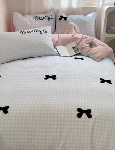 91家纺网 家纺一手货源 找家纺 桃心家居 2025新款A类亲肤舒适软糯云柔水洗棉奶油格子撞色毛巾绣猫咪蝴蝶结水洗棉系列四件套 云柔水洗棉-少女蝴蝶结蓝黑