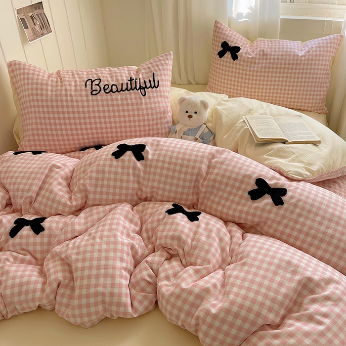 91家纺网 家纺一手货源 找家纺 桃心家居 2025新款A类亲肤舒适软糯云柔水洗棉奶油格子撞色毛巾绣猫咪蝴蝶结水洗棉系列四件套 云柔水洗棉-少女蝴蝶结粉黑