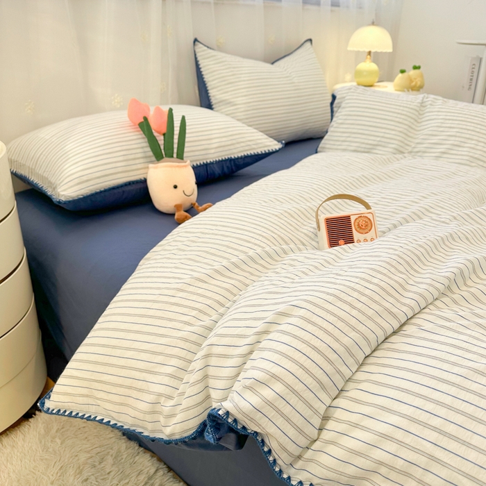 91家纺网 家纺一手货源 找家纺 简宜家居（朝初家纺） 2025新款色织小提花三角针款四件套 三角针蓝灰条