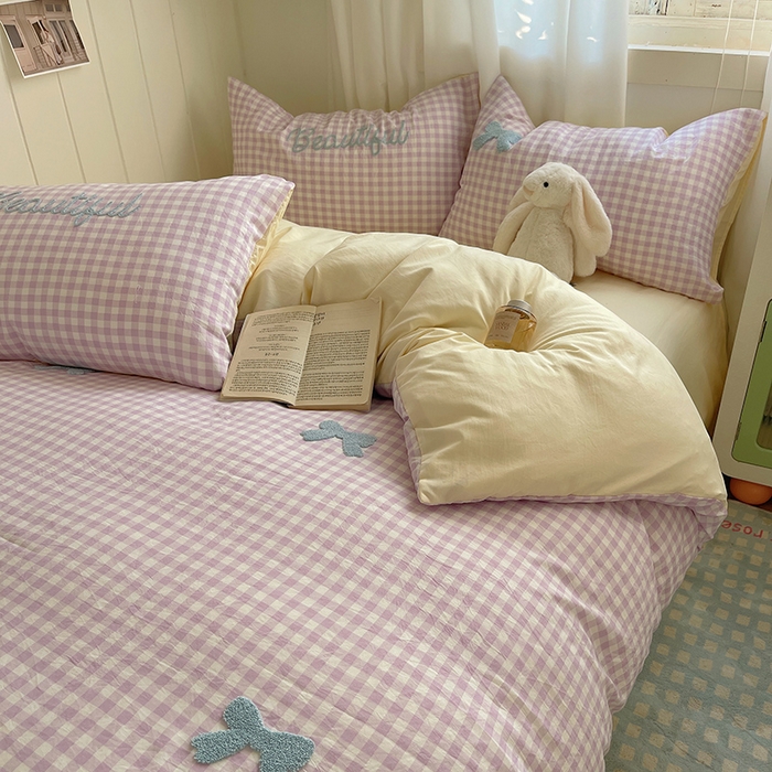 91家纺网 家纺一手货源 找家纺 桃心家居 2025新款A类亲肤舒适软糯云柔水洗棉奶油格子撞色毛巾绣猫咪蝴蝶结水洗棉系列四件套 云柔水洗棉-少女蝴蝶结紫蓝