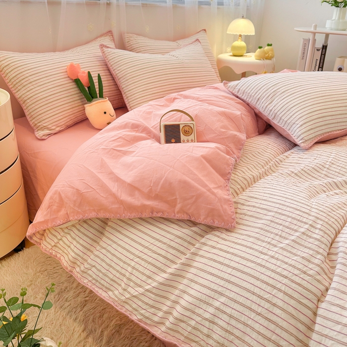 91家纺网 家纺一手货源 找家纺 简宜家居（朝初家纺） 2025新款色织小提花三角针款四件套 三角针粉灰条