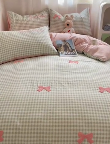 91家纺网 家纺一手货源 找家纺 桃心家居 2025新款A类亲肤舒适软糯云柔水洗棉奶油格子撞色毛巾绣猫咪蝴蝶结水洗棉系列四件套 云柔水洗棉-少女蝴蝶结绿粉