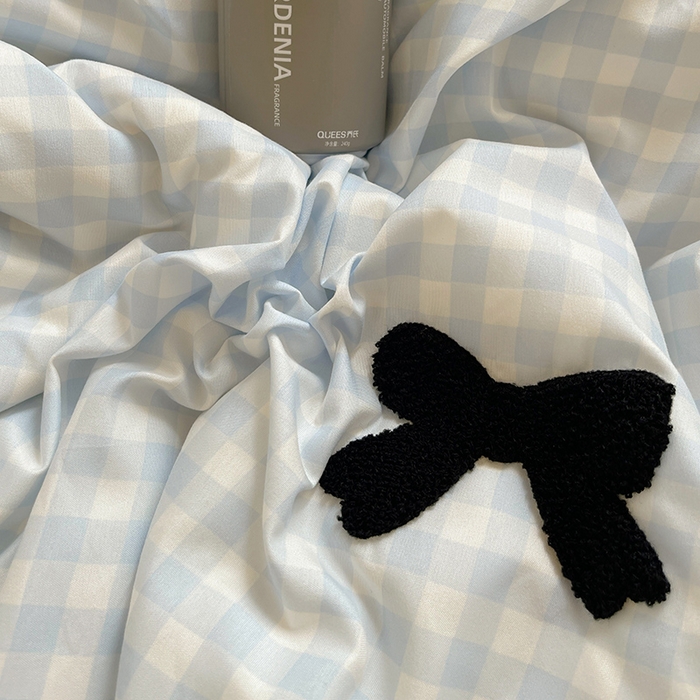 91家纺网 家纺一手货源 找家纺 桃心家居 2025新款A类亲肤舒适软糯云柔水洗棉奶油格子撞色毛巾绣猫咪蝴蝶结水洗棉系列四件套 云柔水洗棉-少女蝴蝶结蓝黑