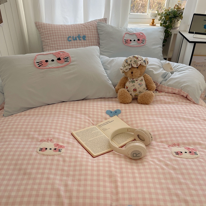 91家纺网 家纺一手货源 找家纺 桃心家居 2025新款A类亲肤舒适软糯云柔水洗棉奶油格子撞色毛巾绣猫咪蝴蝶结水洗棉系列四件套 云柔水洗棉-蝴蝶结猫咪粉蓝