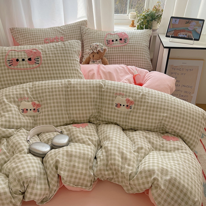 91家纺网 家纺一手货源 找家纺 桃心家居 2025新款A类亲肤舒适软糯云柔水洗棉奶油格子撞色毛巾绣猫咪蝴蝶结水洗棉系列四件套 云柔水洗棉-蝴蝶结猫咪绿粉