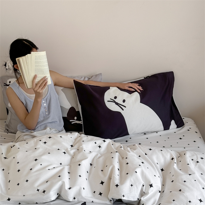 91家纺网 家纺一手货源 找家纺 窝米 2025新款全棉13370四件套 ins萌趣卡通风系列（花香熊猫、格汪梦） 猫影