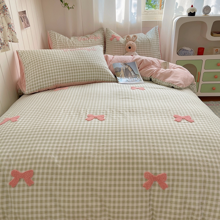 91家纺网 家纺一手货源 找家纺 桃心家居 2025新款A类亲肤舒适软糯云柔水洗棉奶油格子撞色毛巾绣猫咪蝴蝶结水洗棉系列四件套 云柔水洗棉-少女蝴蝶结绿粉