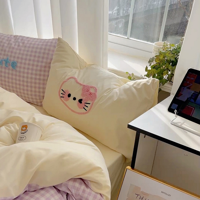 91家纺网 家纺一手货源 找家纺 桃心家居 2025新款A类亲肤舒适软糯云柔水洗棉奶油格子撞色毛巾绣猫咪蝴蝶结水洗棉系列四件套 云柔水洗棉-蝴蝶结猫咪紫黄