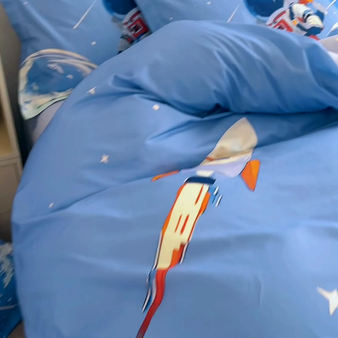 91家纺网 家纺一手货源 找家纺 浩诚 2025新款全棉大版卡通太空人宇航员小恐龙小汽车系列纯棉四件套-提供买家秀 独行月球