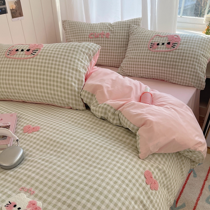 91家纺网 家纺一手货源 找家纺 桃心家居 2025新款A类亲肤舒适软糯云柔水洗棉奶油格子撞色毛巾绣猫咪蝴蝶结水洗棉系列四件套 云柔水洗棉-蝴蝶结猫咪绿粉