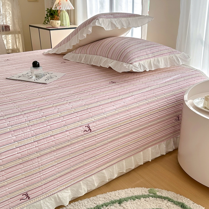 91家纺网 家纺一手货源 找家纺 岚吉 2025新款40支133*72全棉斜纹夹棉绗缝小花边床盖 条纹律动