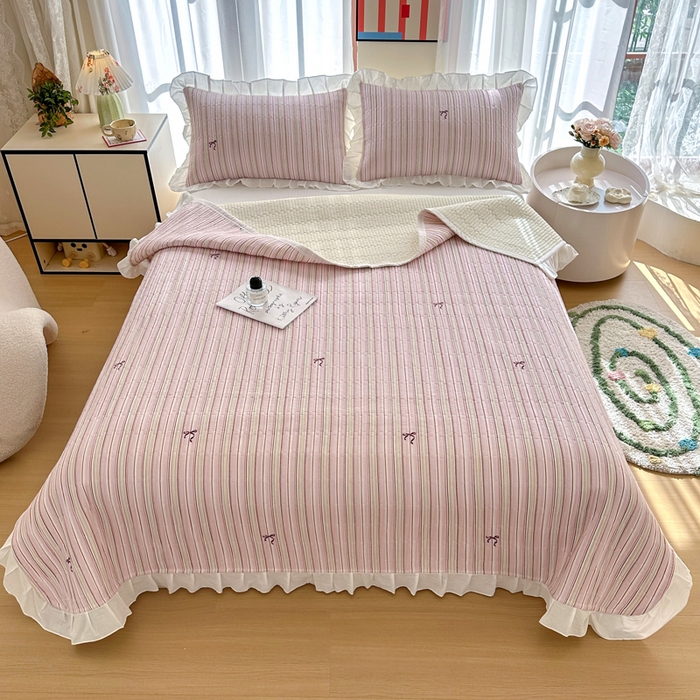 91家纺网 家纺一手货源 找家纺 岚吉 2025新款40支133*72全棉斜纹夹棉绗缝小花边床盖 条纹律动