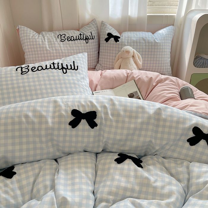 91家纺网 家纺一手货源 找家纺 桃心家居 2025新款A类亲肤舒适软糯云柔水洗棉奶油格子撞色毛巾绣猫咪蝴蝶结水洗棉系列四件套 云柔水洗棉-少女蝴蝶结蓝黑