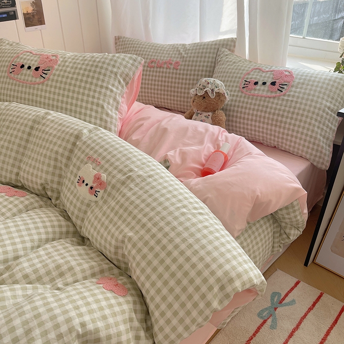 91家纺网 家纺一手货源 找家纺 桃心家居 2025新款A类亲肤舒适软糯云柔水洗棉奶油格子撞色毛巾绣猫咪蝴蝶结水洗棉系列四件套 云柔水洗棉-蝴蝶结猫咪绿粉