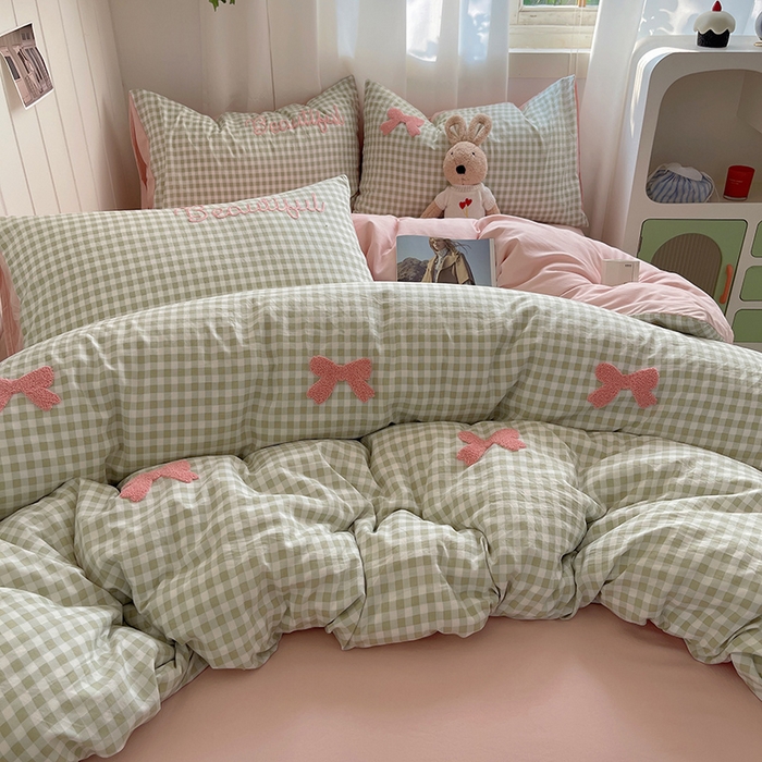 91家纺网 家纺一手货源 找家纺 桃心家居 2025新款A类亲肤舒适软糯云柔水洗棉奶油格子撞色毛巾绣猫咪蝴蝶结水洗棉系列四件套 云柔水洗棉-少女蝴蝶结绿粉