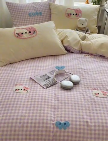 91家纺网 家纺一手货源 找家纺 桃心家居 2025新款A类亲肤舒适软糯云柔水洗棉奶油格子撞色毛巾绣猫咪蝴蝶结水洗棉系列四件套 云柔水洗棉-蝴蝶结猫咪紫黄