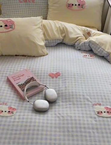 91家纺网 家纺一手货源 找家纺 桃心家居 2025新款A类亲肤舒适软糯云柔水洗棉奶油格子撞色毛巾绣猫咪蝴蝶结水洗棉系列四件套 云柔水洗棉-蝴蝶结猫咪蓝黄