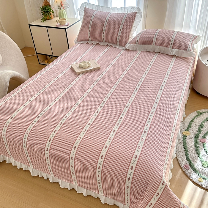 91家纺网 家纺一手货源 找家纺 岚吉 2025新款40支133*72全棉斜纹夹棉绗缝小花边床盖 初遇-粉
