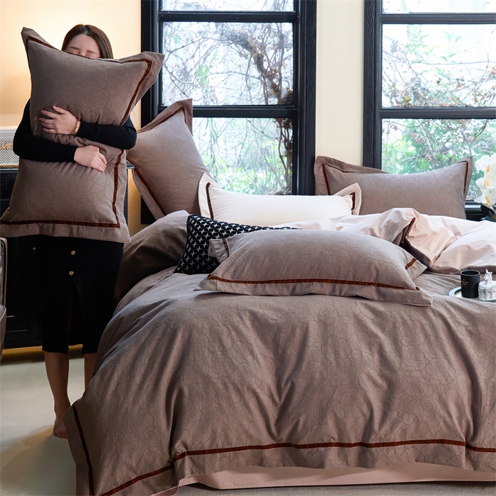 91家纺网 家纺一手货源 找家纺 久典家居 2025新款三层纱浮雕大提花织带贴边款四件套 玫瑰—咖