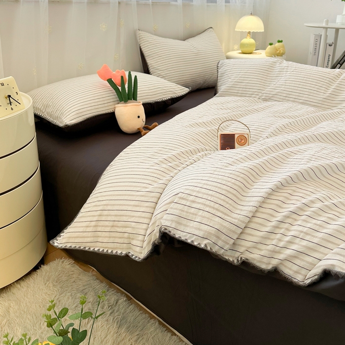 91家纺网 家纺一手货源 找家纺 简宜家居（朝初家纺） 2025新款色织小提花三角针款四件套 三角针黑灰条