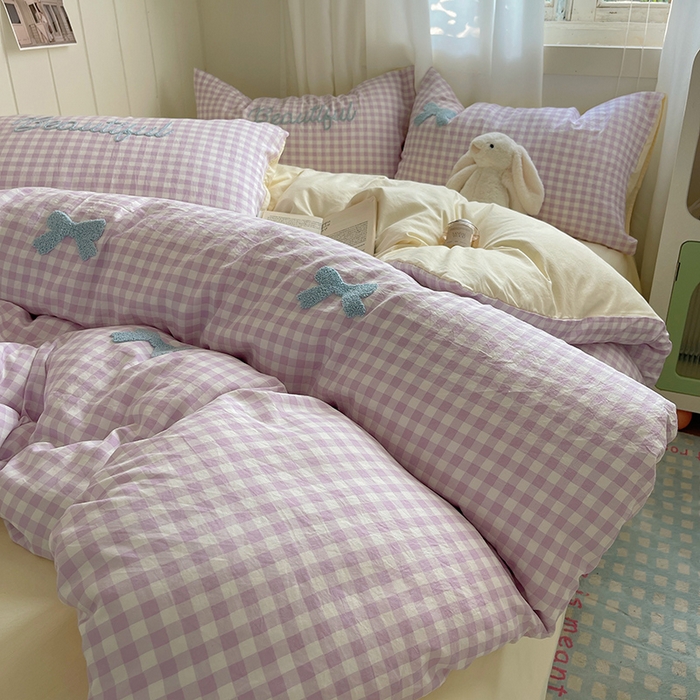 91家纺网 家纺一手货源 找家纺 桃心家居 2025新款A类亲肤舒适软糯云柔水洗棉奶油格子撞色毛巾绣猫咪蝴蝶结水洗棉系列四件套 云柔水洗棉-少女蝴蝶结紫蓝