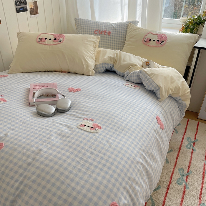 91家纺网 家纺一手货源 找家纺 桃心家居 2025新款A类亲肤舒适软糯云柔水洗棉奶油格子撞色毛巾绣猫咪蝴蝶结水洗棉系列四件套 云柔水洗棉-蝴蝶结猫咪蓝黄