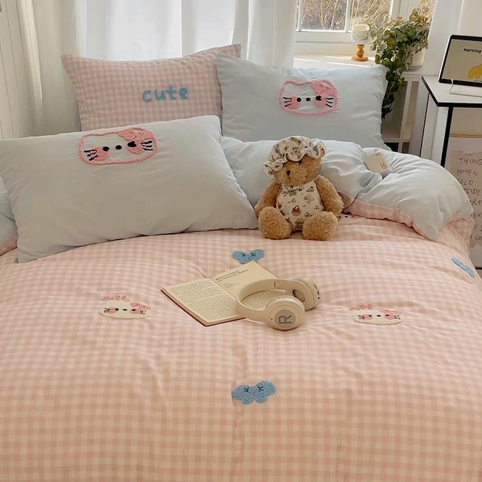 91家纺网 家纺一手货源 找家纺 桃心家居 2025新款A类亲肤舒适软糯云柔水洗棉奶油格子撞色毛巾绣猫咪蝴蝶结水洗棉系列四件套 云柔水洗棉-蝴蝶结猫咪粉蓝