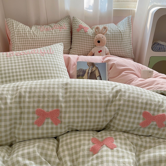 91家纺网 家纺一手货源 找家纺 桃心家居 2025新款A类亲肤舒适软糯云柔水洗棉奶油格子撞色毛巾绣猫咪蝴蝶结水洗棉系列四件套 云柔水洗棉-少女蝴蝶结绿粉