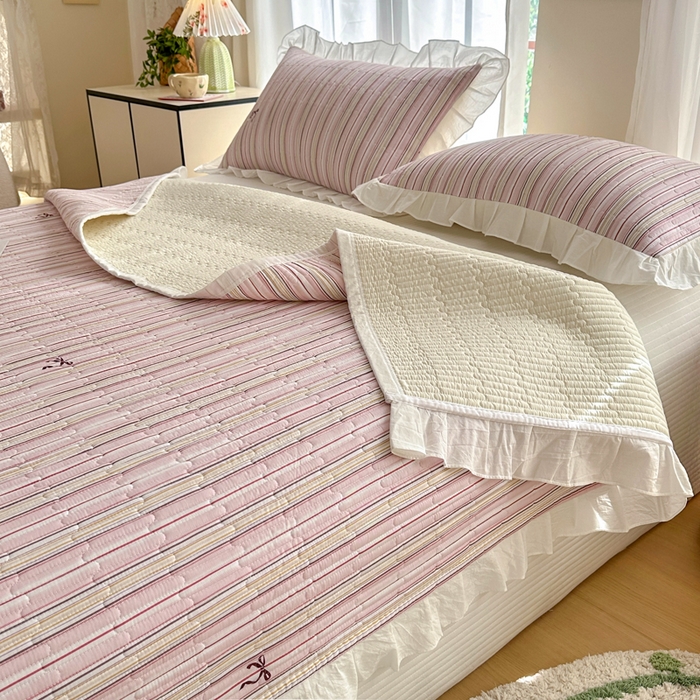 91家纺网 家纺一手货源 找家纺 岚吉 2025新款40支133*72全棉斜纹夹棉绗缝小花边床盖 条纹律动