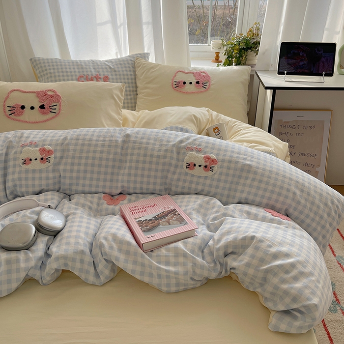 91家纺网 家纺一手货源 找家纺 桃心家居 2025新款A类亲肤舒适软糯云柔水洗棉奶油格子撞色毛巾绣猫咪蝴蝶结水洗棉系列四件套 云柔水洗棉-蝴蝶结猫咪蓝黄