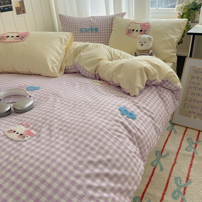 91家纺网 家纺一手货源 找家纺 桃心家居 2025新款A类亲肤舒适软糯云柔水洗棉奶油格子撞色毛巾绣猫咪蝴蝶结水洗棉系列四件套 云柔水洗棉-蝴蝶结猫咪紫黄