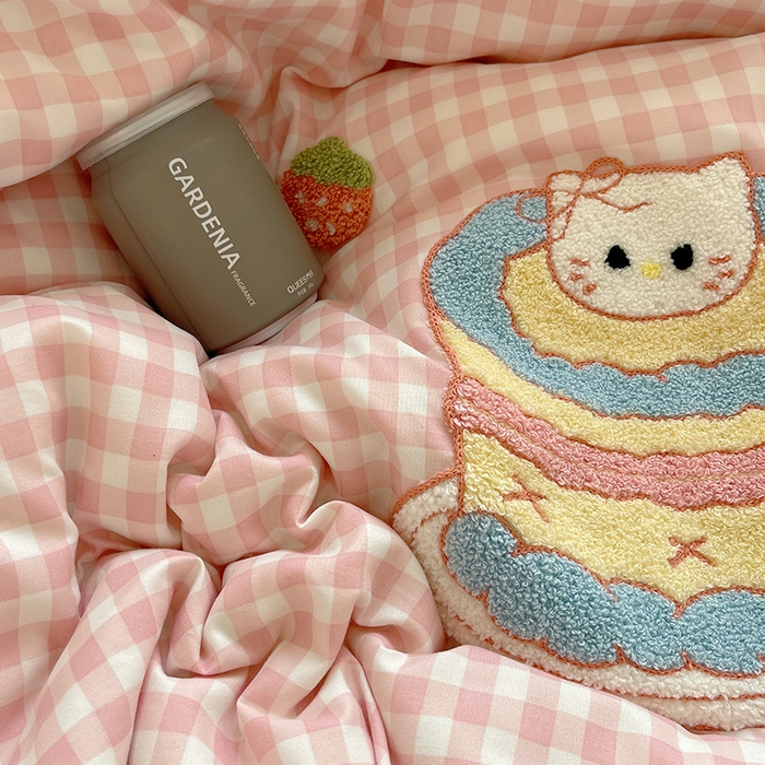 91家纺网 家纺一手货源 找家纺 桃心家居 2025新款A类亲肤舒适软糯云柔水洗棉奶油格子撞色毛巾绣猫咪蝴蝶结水洗棉系列四件套 云柔水洗棉-蛋糕猫咪粉蓝