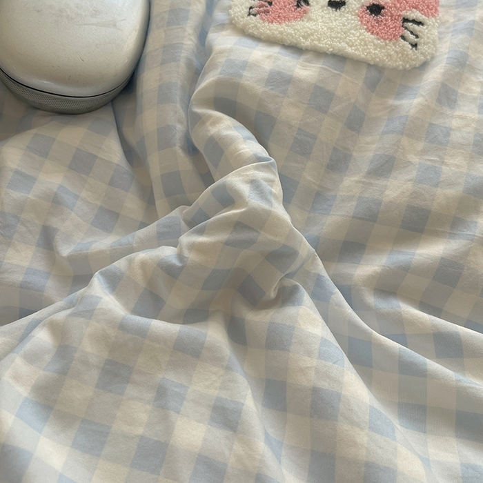 91家纺网 家纺一手货源 找家纺 桃心家居 2025新款A类亲肤舒适软糯云柔水洗棉奶油格子撞色毛巾绣猫咪蝴蝶结水洗棉系列四件套 云柔水洗棉-蝴蝶结猫咪蓝黄