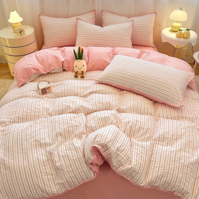 91家纺网 家纺一手货源 找家纺 简宜家居（朝初家纺） 2025新款色织小提花三角针款四件套 三角针粉灰条