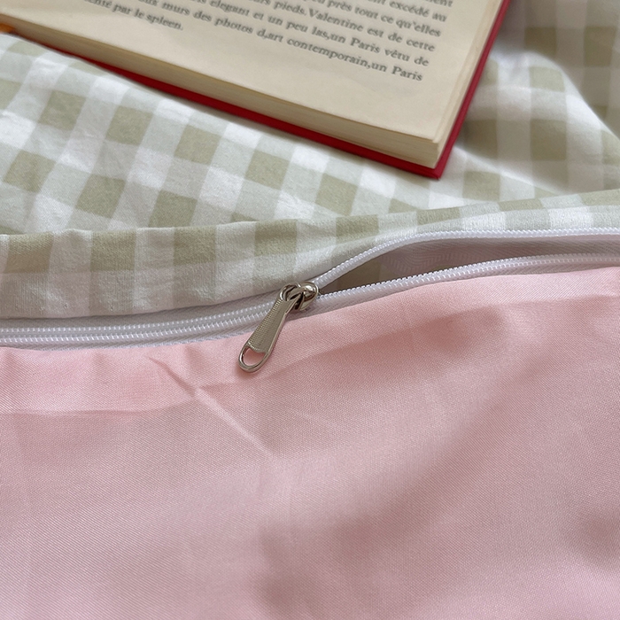 91家纺网 家纺一手货源 找家纺 桃心家居 2025新款A类亲肤舒适软糯云柔水洗棉奶油格子撞色毛巾绣猫咪蝴蝶结水洗棉系列四件套 云柔水洗棉-蝴蝶结猫咪绿粉