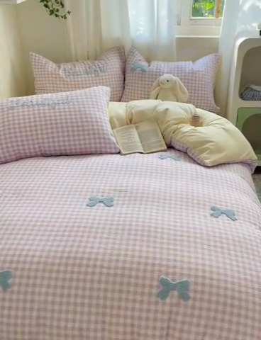 91家纺网 家纺一手货源 找家纺 桃心家居 2025新款A类亲肤舒适软糯云柔水洗棉奶油格子撞色毛巾绣猫咪蝴蝶结水洗棉系列四件套 云柔水洗棉-少女蝴蝶结紫蓝