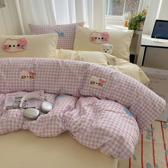 91家纺网 家纺一手货源 找家纺 桃心家居 2025新款A类亲肤舒适软糯云柔水洗棉奶油格子撞色毛巾绣猫咪蝴蝶结水洗棉系列四件套 云柔水洗棉-蝴蝶结猫咪紫黄