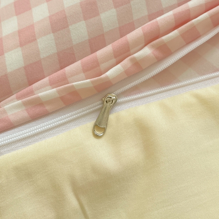 91家纺网 家纺一手货源 找家纺 桃心家居 2025新款A类亲肤舒适软糯云柔水洗棉奶油格子撞色毛巾绣猫咪蝴蝶结水洗棉系列四件套 云柔水洗棉-少女蝴蝶结粉黑