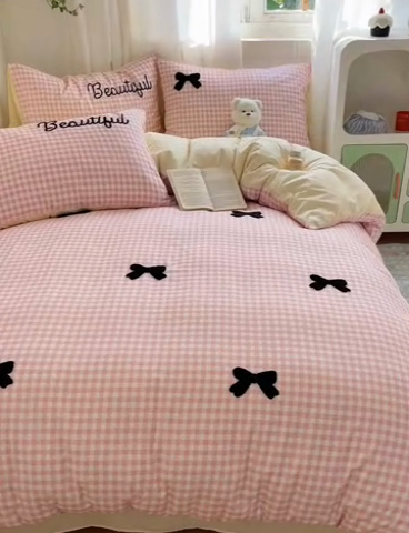 91家纺网 家纺一手货源 找家纺 桃心家居 2025新款A类亲肤舒适软糯云柔水洗棉奶油格子撞色毛巾绣猫咪蝴蝶结水洗棉系列四件套 云柔水洗棉-少女蝴蝶结粉黑