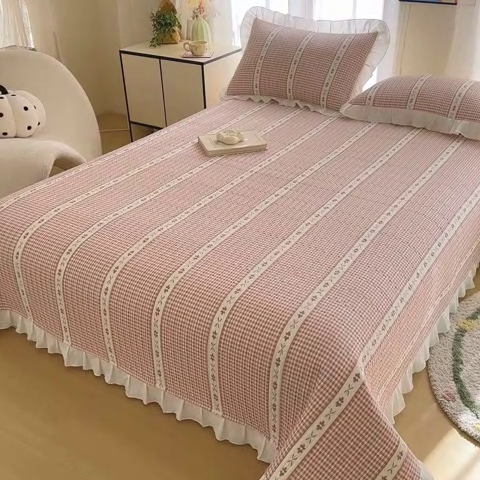 91家纺网 家纺一手货源 找家纺 岚吉 2025新款40支133*72全棉斜纹夹棉绗缝小花边床盖 初遇-粉