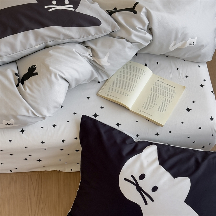 91家纺网 家纺一手货源 找家纺 窝米 2025新款全棉13370四件套 ins萌趣卡通风系列（花香熊猫、格汪梦） 猫影